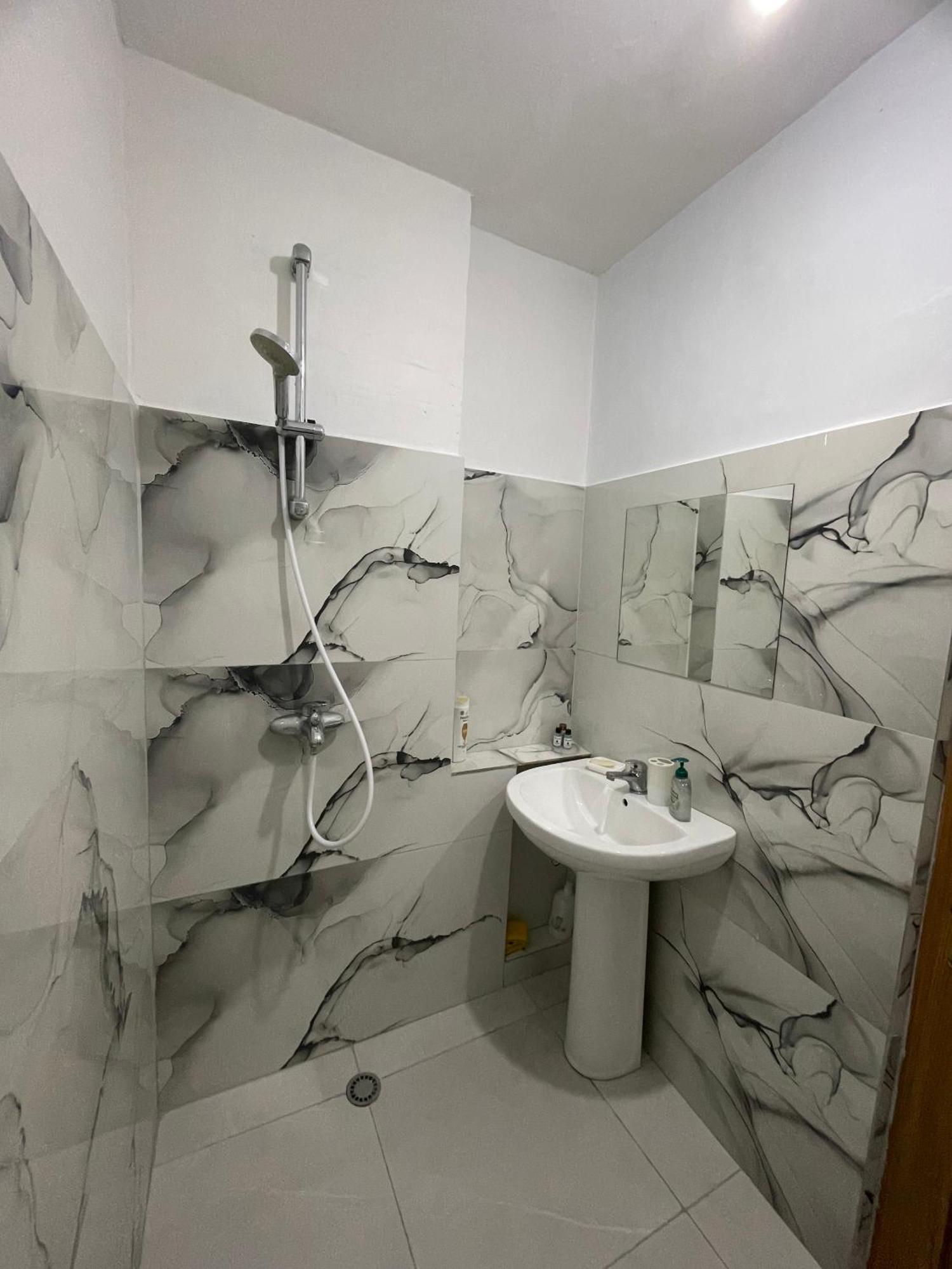Agroni Rooms Тирана Экстерьер фото